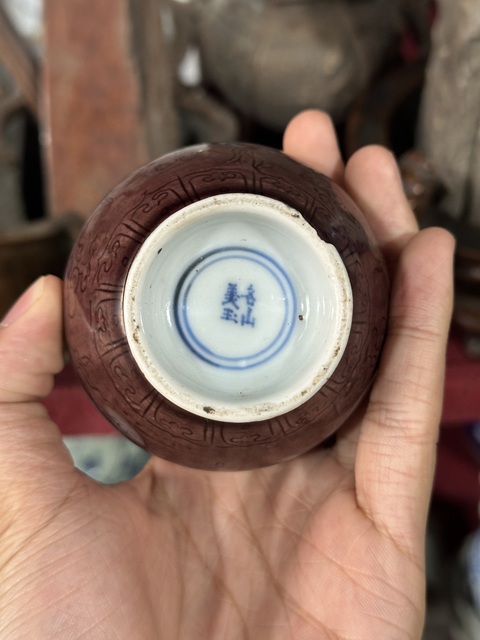 古玩陶瓷茄皮紫暗刻瓶真品鑒賞圖