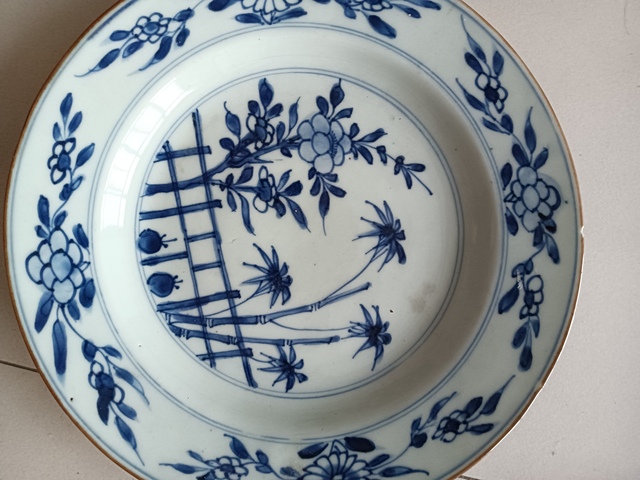 古玩陶瓷花卉紋青花盤真品鑒賞圖
