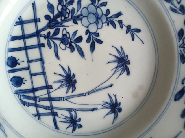 古玩陶瓷花卉紋青花盤真品鑒賞圖