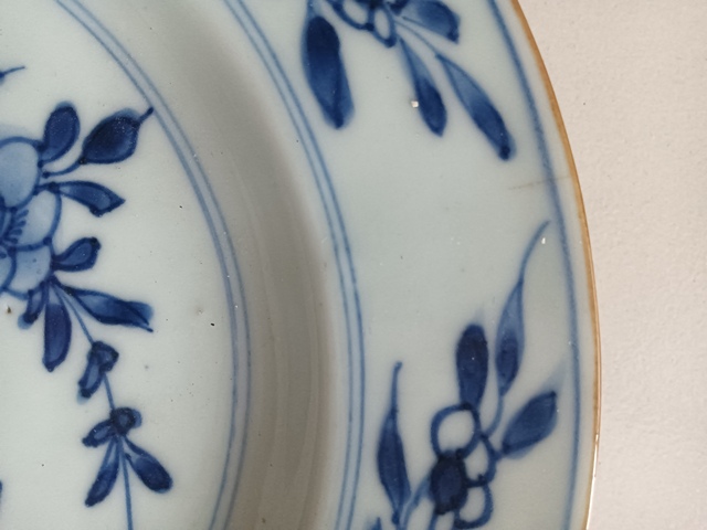 古玩陶瓷花卉紋青花盤真品鑒賞圖