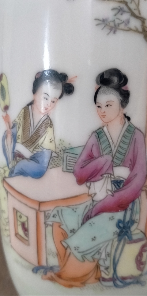 古玩陶瓷粉彩人物紋撇口瓶真品鑒賞圖