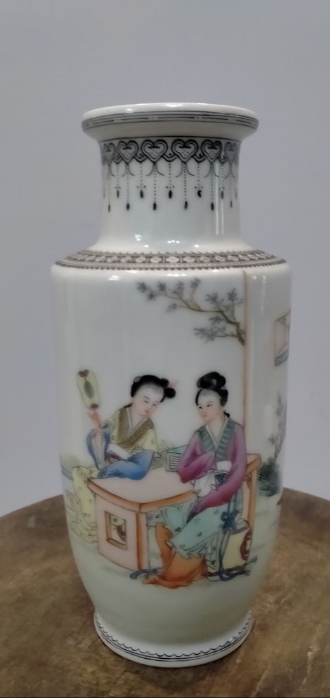 古玩陶瓷粉彩人物紋撇口瓶真品鑒賞圖