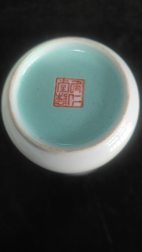 古玩陶瓷粉彩人物紋瓶真品鑒賞圖