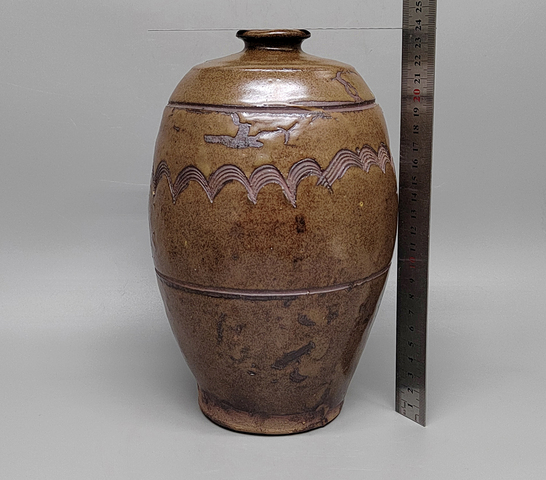 古玩陶瓷茶葉末釉刻水波紋梅瓶真品鑒賞圖