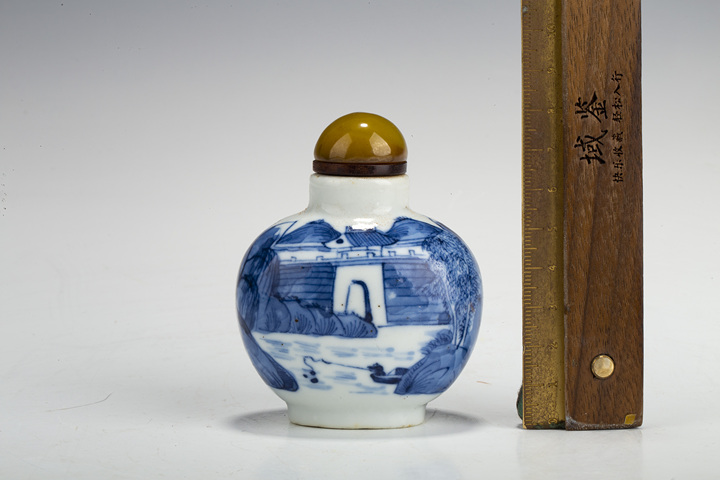 大清 康煕 青花山水人物 鼻烟壺 中国 骨董品 清時代 擺件 古賞物 陶磁器 大清 康煕 青花山水人物 鼻烟壺 中国 骨董品 清時代 擺件 古賞物