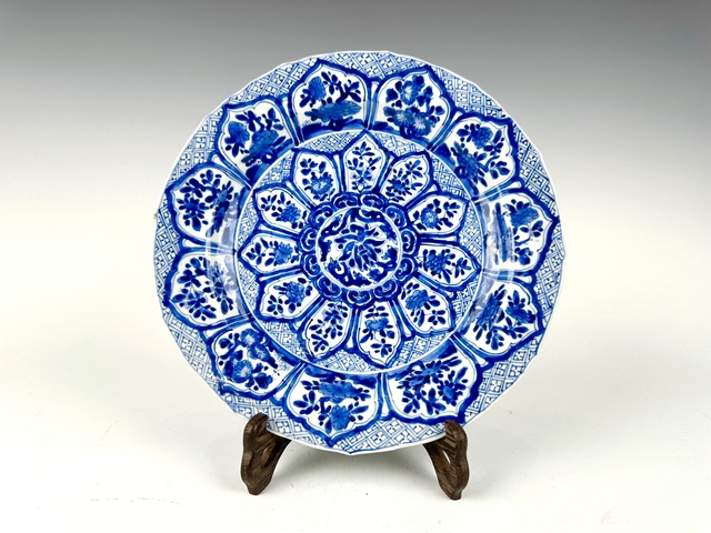 古玩陶瓷清康熙·青花開窗錦地花卉紋大盤真品鑒賞圖
