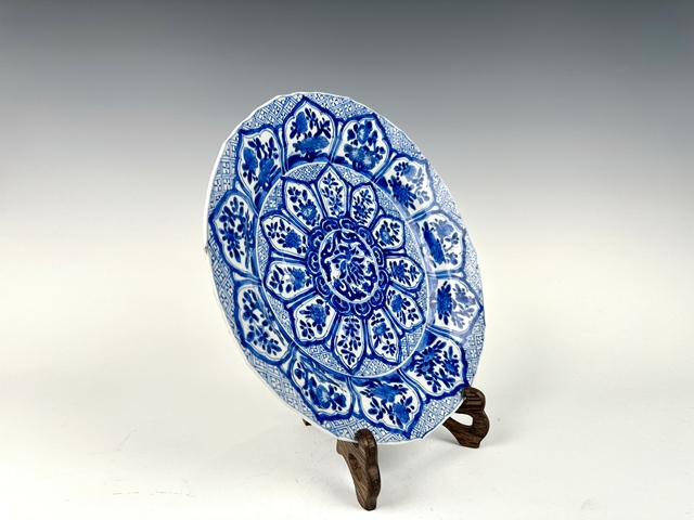 古玩陶瓷清康熙·青花開窗錦地花卉紋大盤真品鑒賞圖