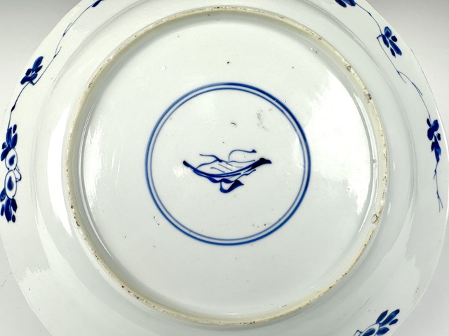 古玩陶瓷清康熙·青花開窗錦地花卉紋大盤真品鑒賞圖