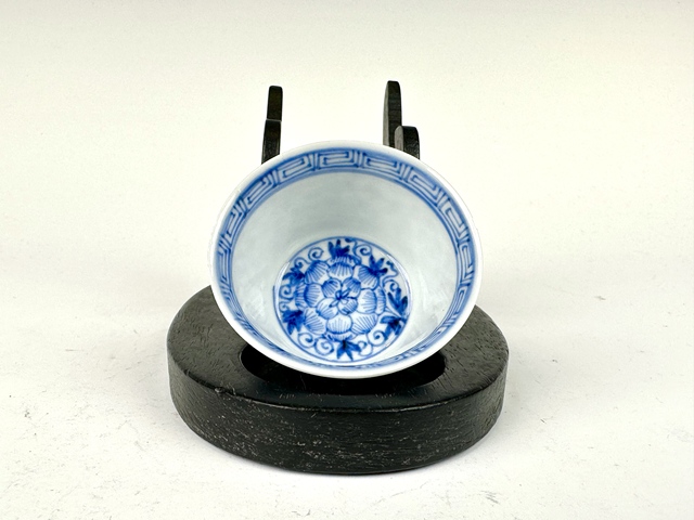 古玩陶瓷清康熙·青花淡描團花杯碟真品鑒賞圖