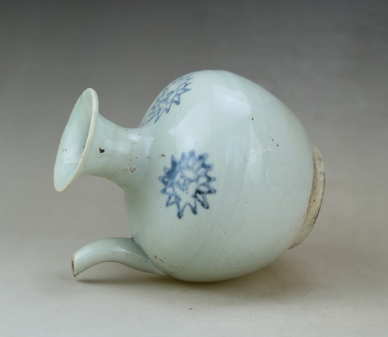 古玩陶瓷明末清初·青花花卉紋壺真品鑒賞圖