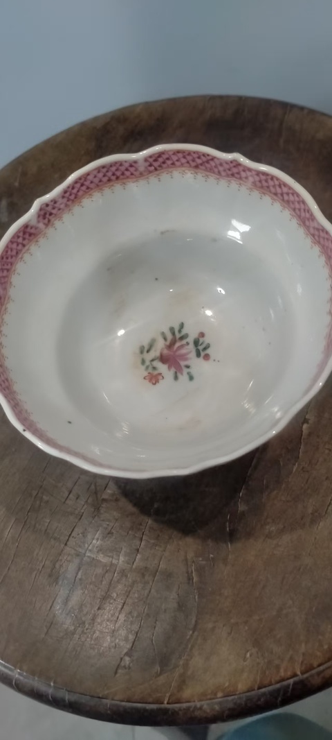 古玩陶瓷清中期廣彩花卉花口杯真品鑒賞圖