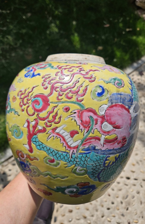 古玩陶瓷黃地粉彩龍紋罐真品鑒賞圖