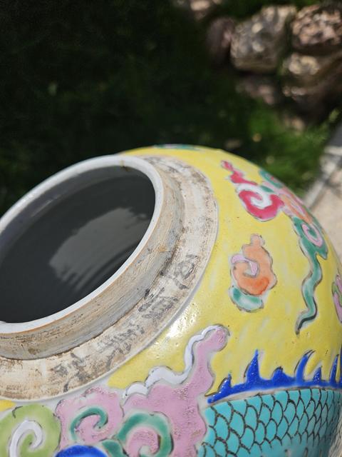 古玩陶瓷黃地粉彩龍紋罐真品鑒賞圖