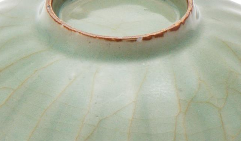 古玩陶瓷龍泉青瓷刻仰蓮紋盤真品鑒賞圖