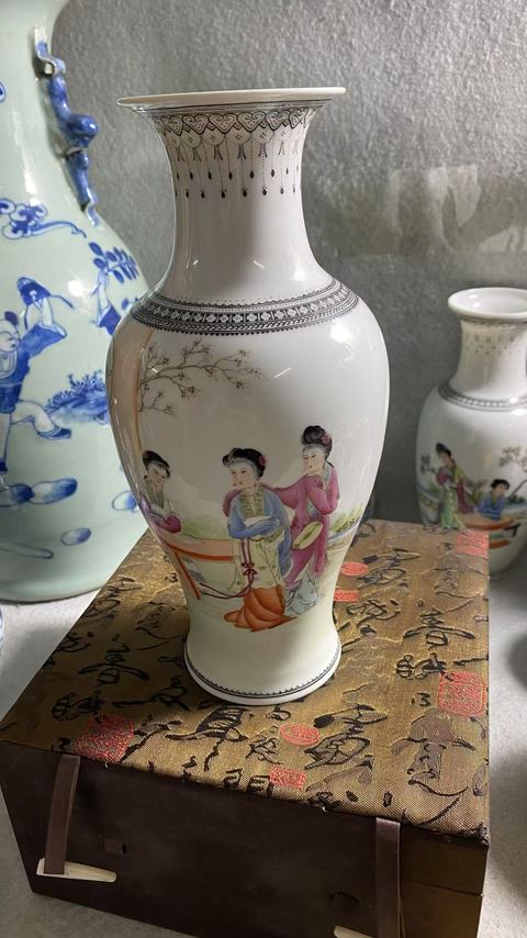 古玩陶瓷粉彩仕女人物撇口瓶真品鑒賞圖