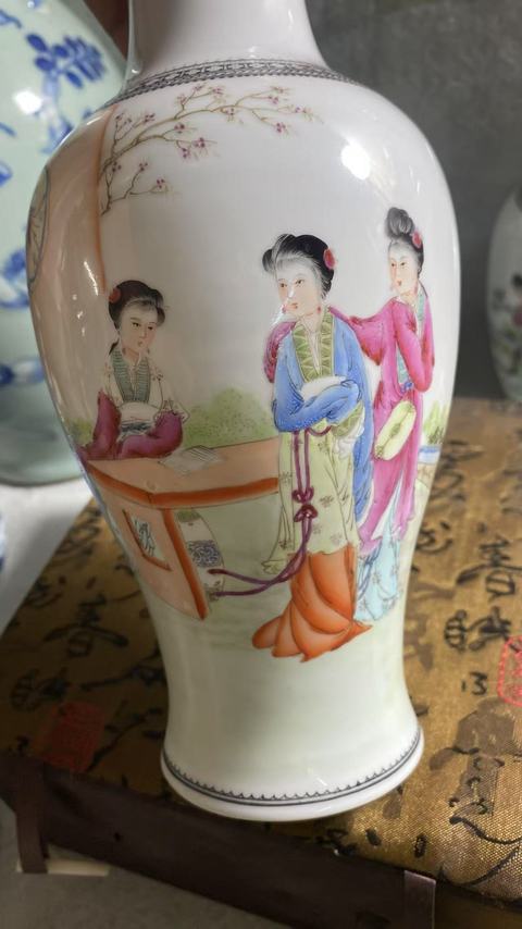 古玩陶瓷粉彩仕女人物撇口瓶真品鑒賞圖