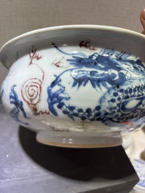 古玩陶瓷青花釉里紅趕珠龍紋香爐真品鑒賞圖
