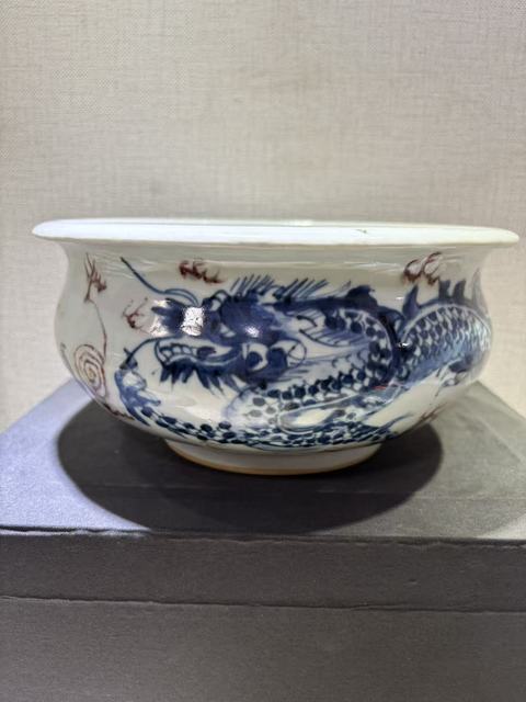 古玩陶瓷青花釉里紅趕珠龍紋香爐真品鑒賞圖