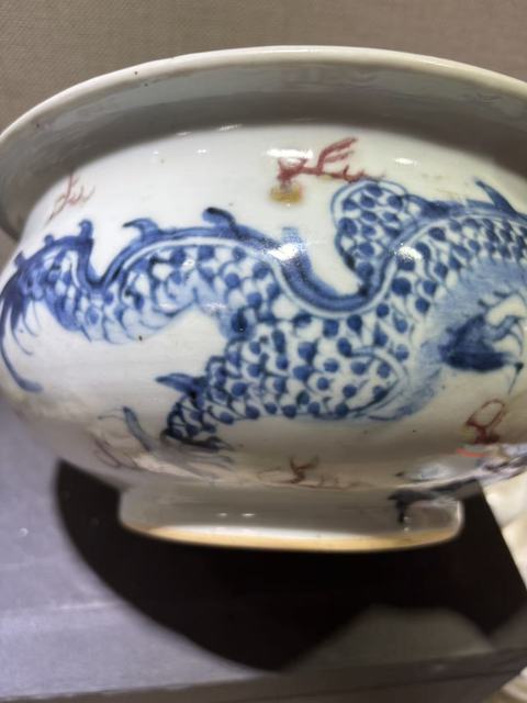 古玩陶瓷青花釉里紅趕珠龍紋香爐真品鑒賞圖