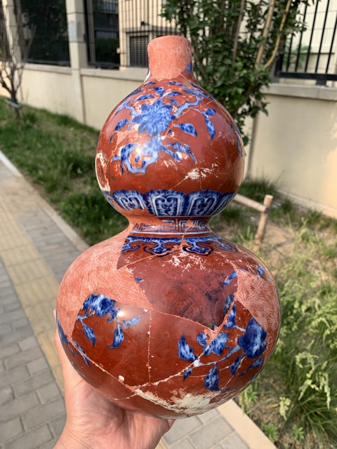 古玩陶瓷珊瑚紅地青花瑞果花卉紋葫蘆瓶真品鑒賞圖