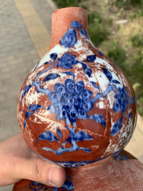 古玩陶瓷珊瑚紅地青花瑞果花卉紋葫蘆瓶真品鑒賞圖