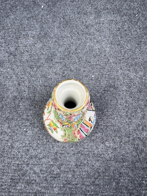 古玩陶瓷廣彩人物故事花鳥紋蒜頭瓶拍賣，當(dāng)前價格2288元