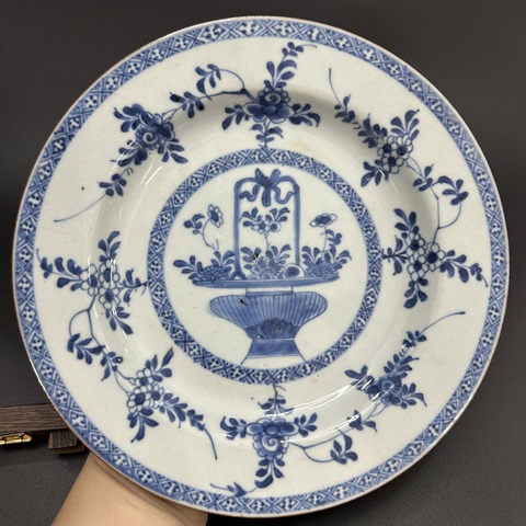 古玩陶瓷清康熙青花提籃花卉紋折沿盤拍賣，當前價格1900元