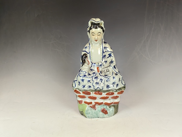 古玩陶瓷民國粉彩自在觀音雕塑真品鑒賞圖
