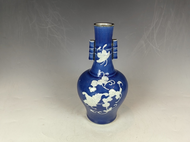 古玩陶瓷清中祭藍堆白花卉紋貫耳賞瓶真品鑒賞圖