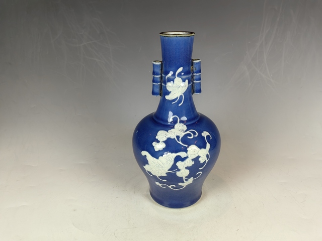 古玩陶瓷清中祭藍堆白花卉紋貫耳賞瓶真品鑒賞圖