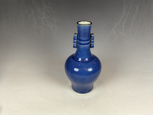 古玩陶瓷清中祭藍堆白花卉紋貫耳賞瓶真品鑒賞圖