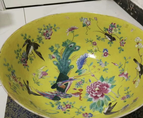 古玩陶瓷黃地粉彩鳳穿牡丹圖大碗真品鑒賞圖