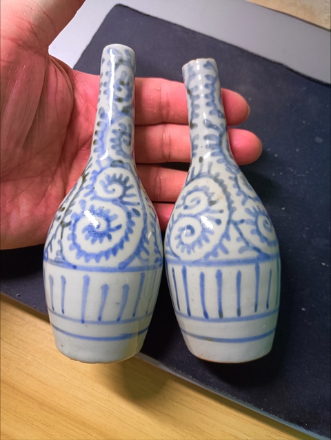 古玩陶瓷卷草紋青花瓶真品鑒賞圖