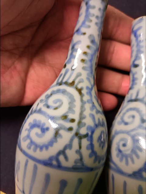 古玩陶瓷卷草紋青花瓶真品鑒賞圖