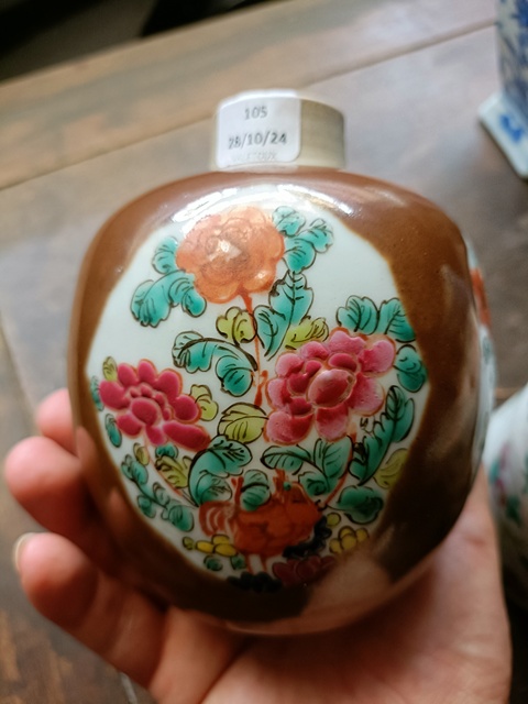 古玩陶瓷紫金釉開光粉彩罐真品鑒賞圖