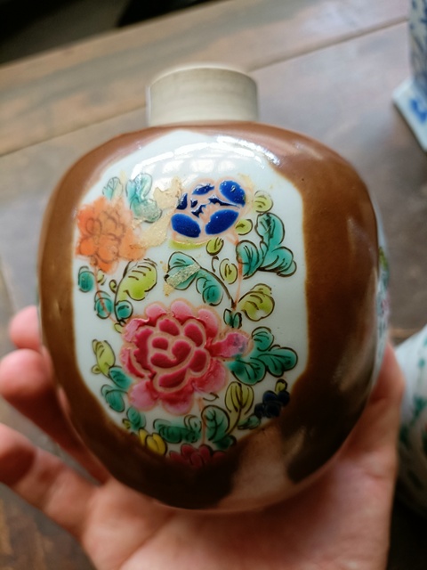 古玩陶瓷紫金釉開光粉彩罐真品鑒賞圖