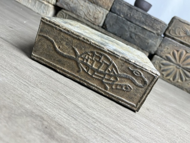 古玩陶瓷漢磚玄武磚拍賣,當前價格2500元