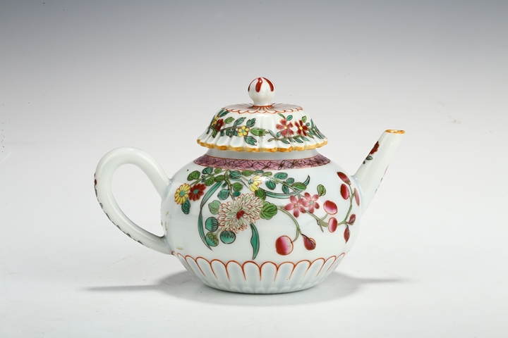 古玩陶瓷雍乾·粉彩花卉紋紋茶壺真品鑒賞圖