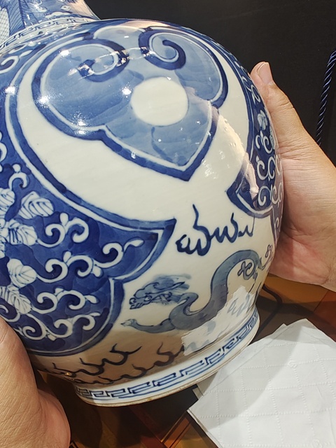 古玩陶瓷青花賞瓶真品鑒賞圖