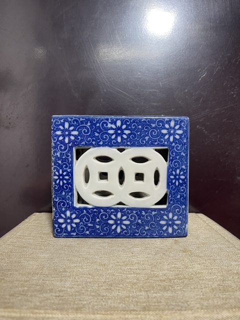 古玩陶瓷民國(guó)青花金錢鏤空雙獅脈枕拍賣,當(dāng)前價(jià)格1550元