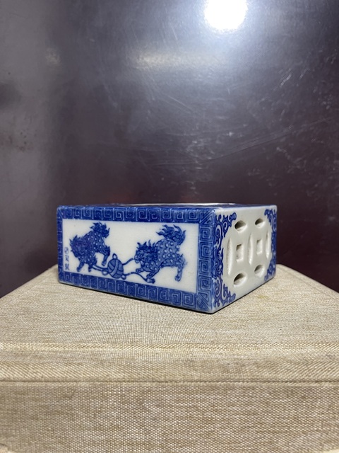 古玩陶瓷民國(guó)青花金錢鏤空雙獅脈枕拍賣,當(dāng)前價(jià)格1550元