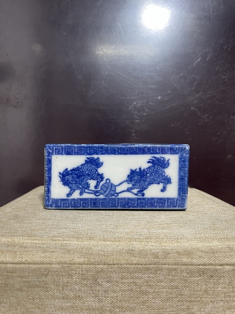 古玩陶瓷民國(guó)青花金錢鏤空雙獅脈枕拍賣,當(dāng)前價(jià)格1550元