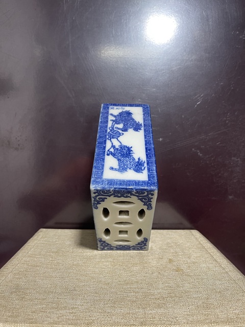 古玩陶瓷民國(guó)青花金錢鏤空雙獅脈枕拍賣,當(dāng)前價(jià)格1550元