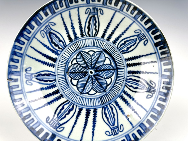 古玩陶瓷清早期·青花幾何蓮瓣紋盤真品鑒賞圖