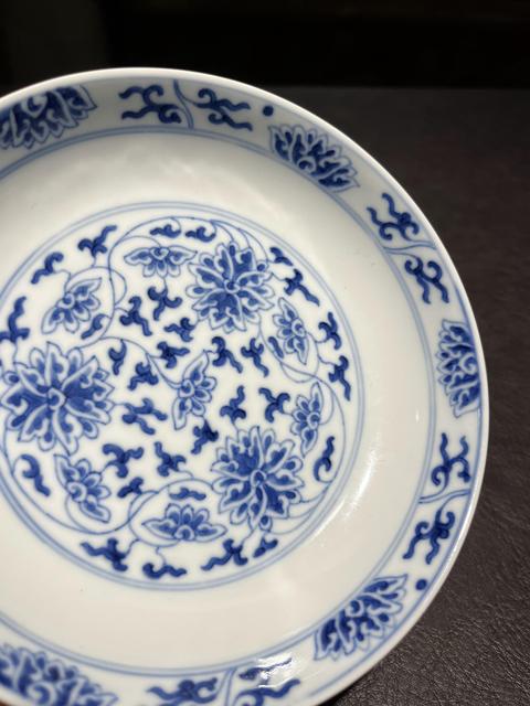 古玩陶瓷青花纏枝花卉盤真品鑒賞圖