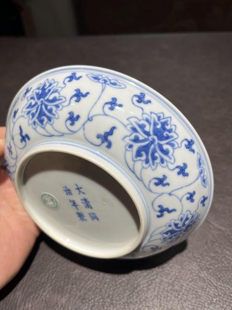 古玩陶瓷青花纏枝花卉盤真品鑒賞圖