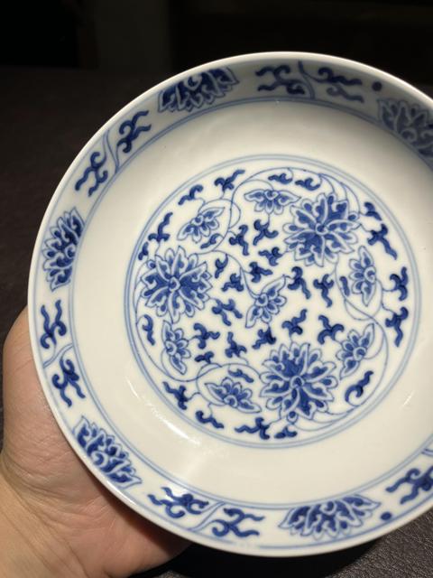 古玩陶瓷青花纏枝花卉盤真品鑒賞圖