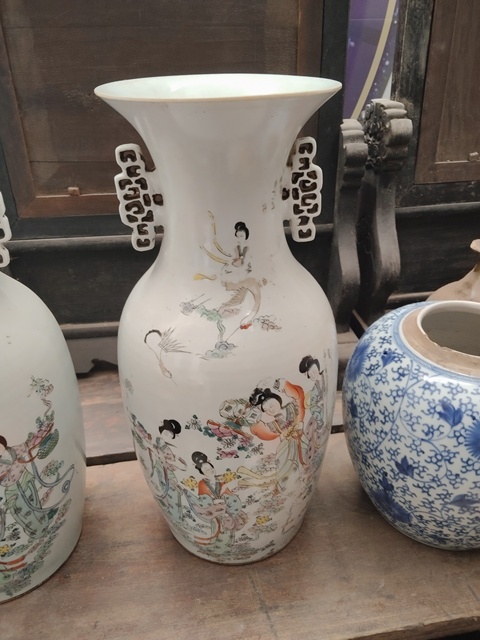 中国古玩　粉彩　尊式 双耳 花瓶 壺　大明乾暦年製　箱付　唐物 時代物 清乾隆古月轩重工粉彩四季花鸟纹天球瓶0116 古玩古董