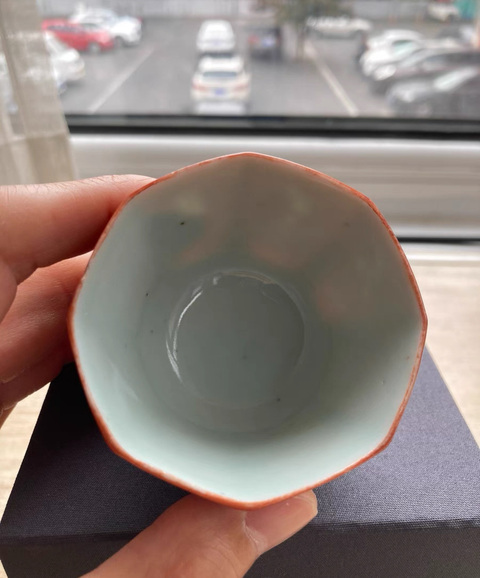 古玩陶瓷珊瑚紅釉留白蘭花杯真品鑒賞圖