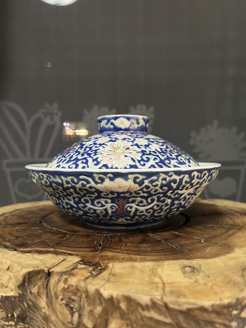 古玩陶瓷藍地粉彩花卉紋蓋盤拍賣，當前價格1988元